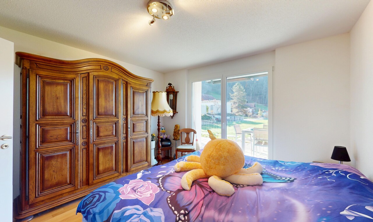 chambre avec lumière naturelle, cloison sèche, et sol en finition bois