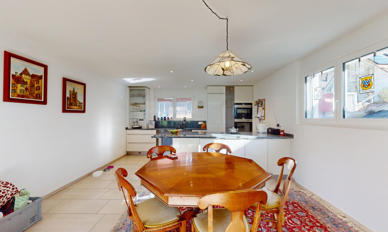 salle à manger avec lumière naturelle, cloison sèche, et sol en carrelage