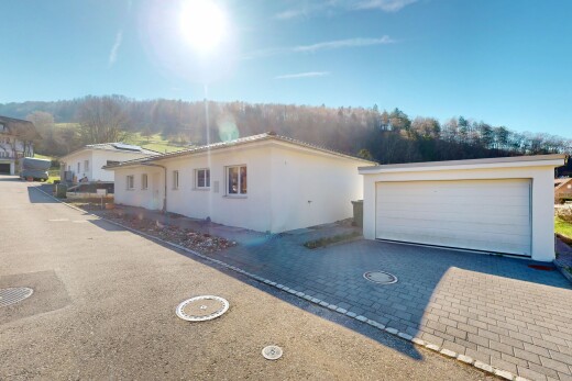 façade avec structure extérieure, bardage en stuc, et garage détaché