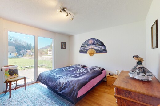 chambre avec cloison sèche, lumière naturelle, accès à l'extérieur, et sol en finition bois