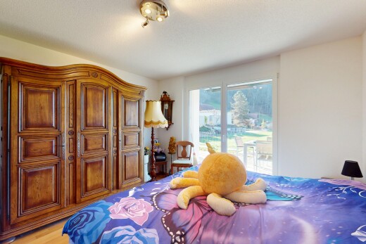 chambre avec lumière naturelle, cloison sèche, et sol en finition bois