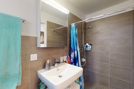 salle de bains avec évier, mur en carrelage, salle de bain complète, miroir, et douche