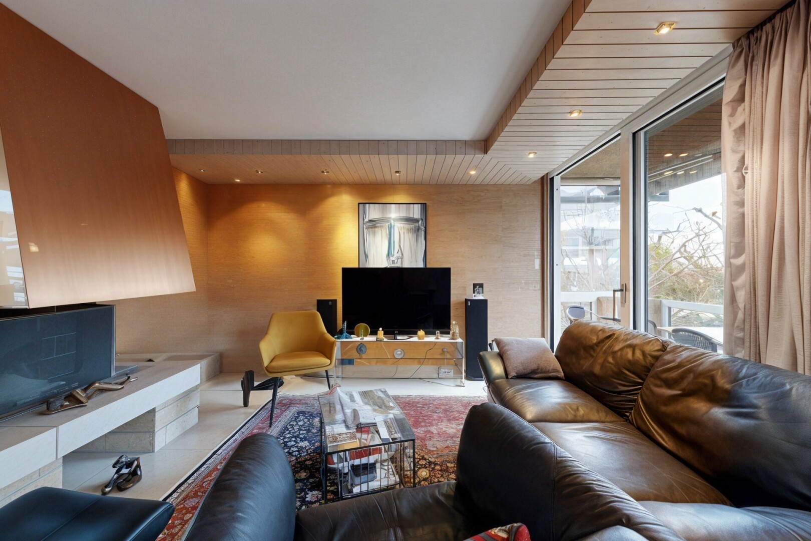 wohnzimmer mit inside property, fernseher, natürliches licht, und natural light