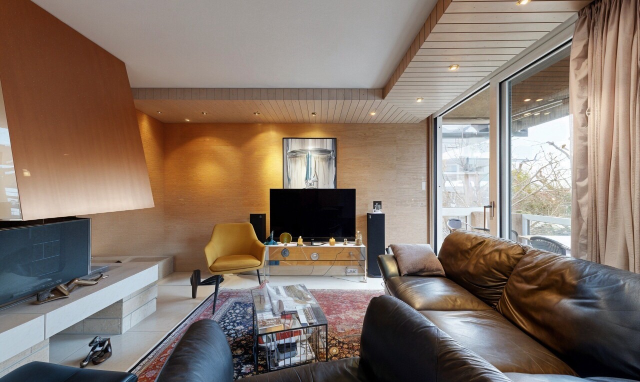wohnzimmer mit inside property, fernseher, natürliches licht, und natural light