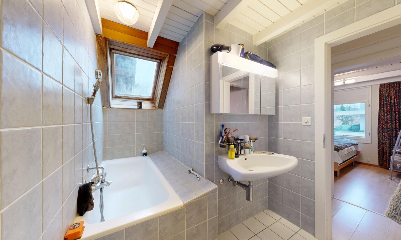 bad mit fliesenwand, tile wall, bad angrenzend schalfzimmer, komplettes badezimmer, und natürliches licht