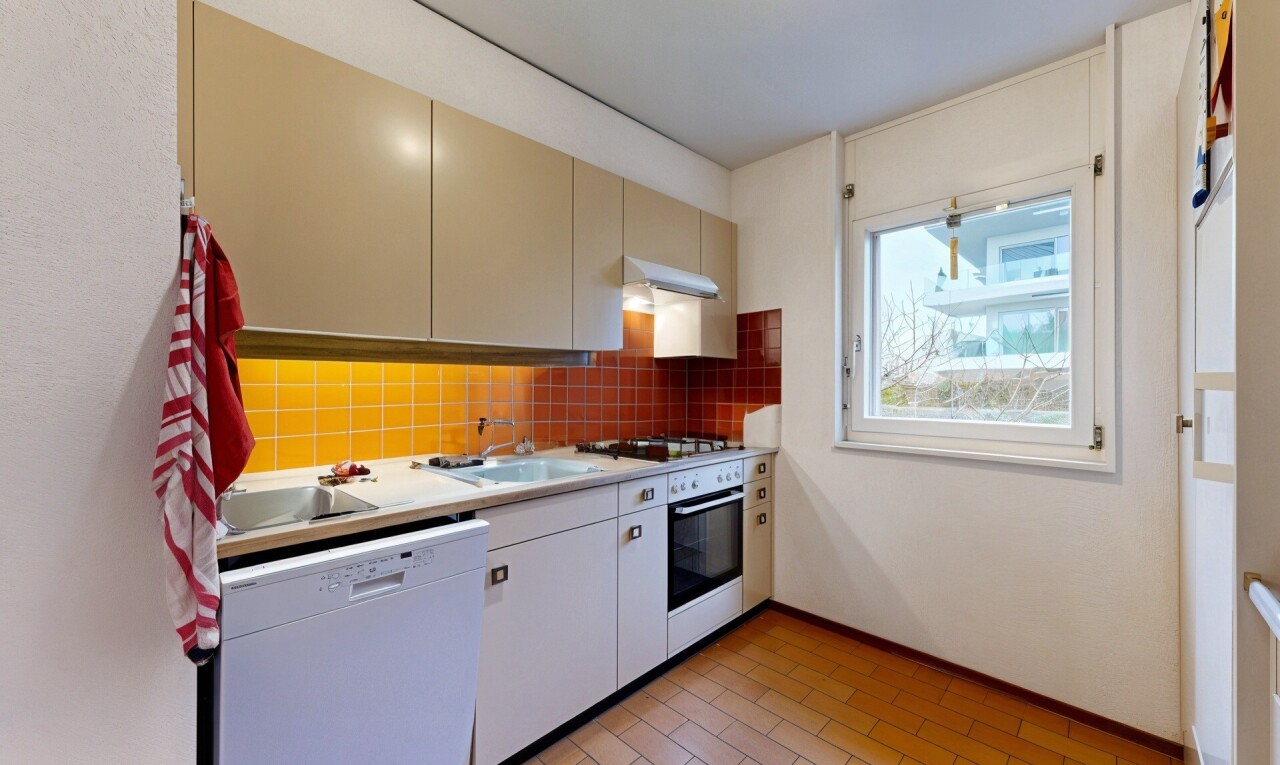 küche mit geschirrspülmaschine, light countertops, arbeitsplatten, light floor, und ofen