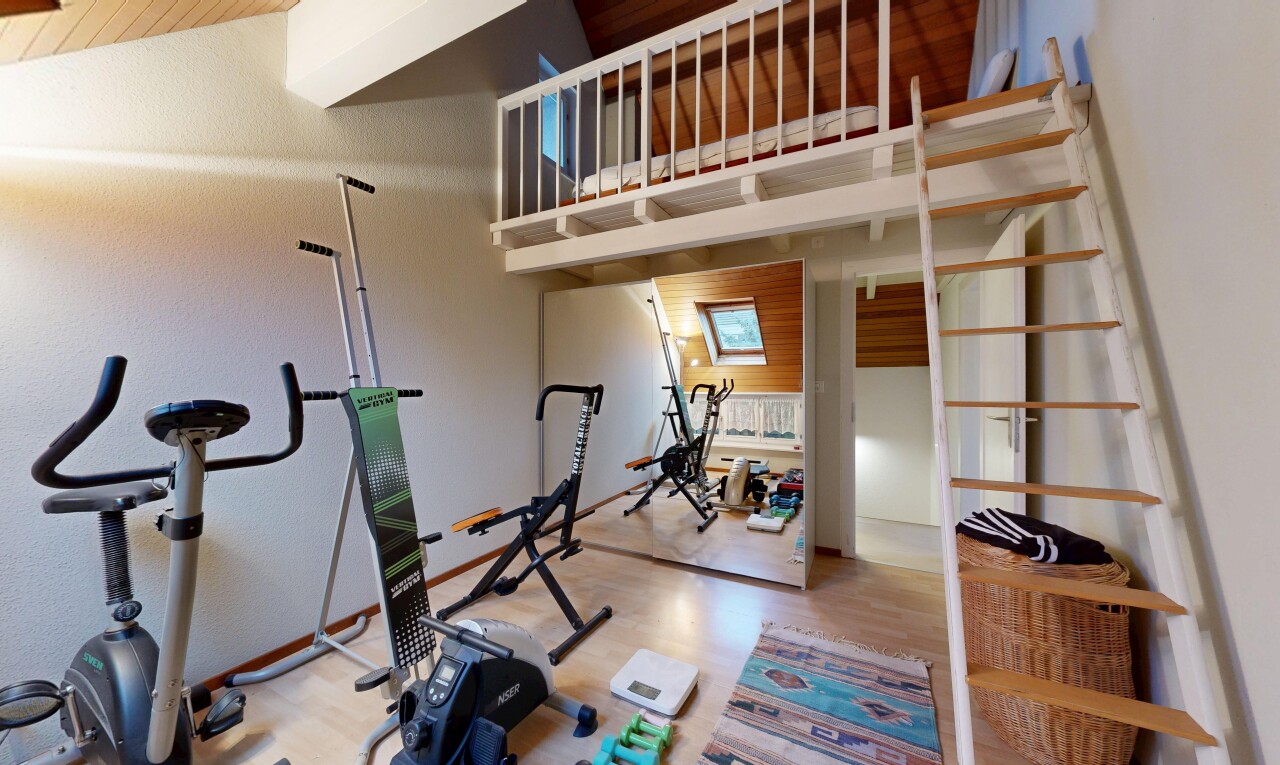 fitnessstudio mit inside property, drywall, gipskartonwand, wood finish floor, und holzfußboden