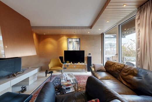 salon avec inside property, télévision, lumière naturelle, et natural light