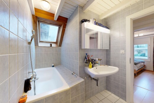 salle de bains avec mur en carrelage, tile wall, salle de bain attenante, salle de bain complète, et lumière naturelle