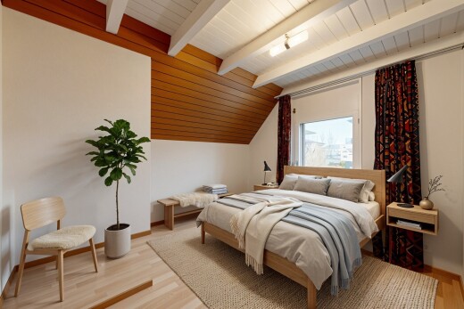 zimmer / schlafzimmer mit gipskartonwand, drywall, holzfußboden, wood finish floor, und inside property