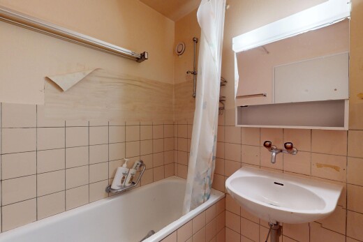 bad mit fliesenwand, tile wall, tile tub, inside property, und waschbecken