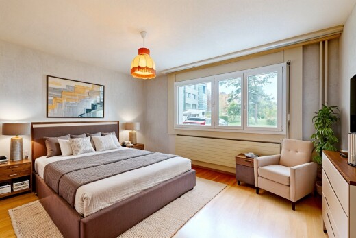 zimmer / schlafzimmer mit wood finish floor, holzfußboden, natural light, natürliches licht, und inside property