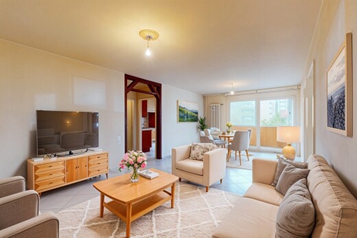 wohn- / esszimmer mit fernseher, inside property, drywall, gipskartonwand, und natural light