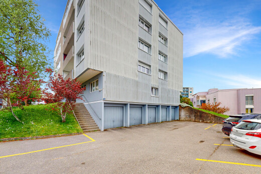 außenansicht mit parkplatz, day time, property visible, blick auf wohnanlage, und apartment complex view