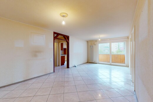 leerer raum mit natürliches licht, natural light, fliesenboden, tile floor, und inside property