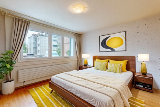 zimmer / schlafzimmer mit inside property, wood finish floor, holzfußboden, natural light, und natürliches licht