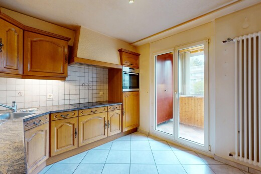 küche mit ofen, herd, natürliches licht, natural light, und küchenrückwand beim herd