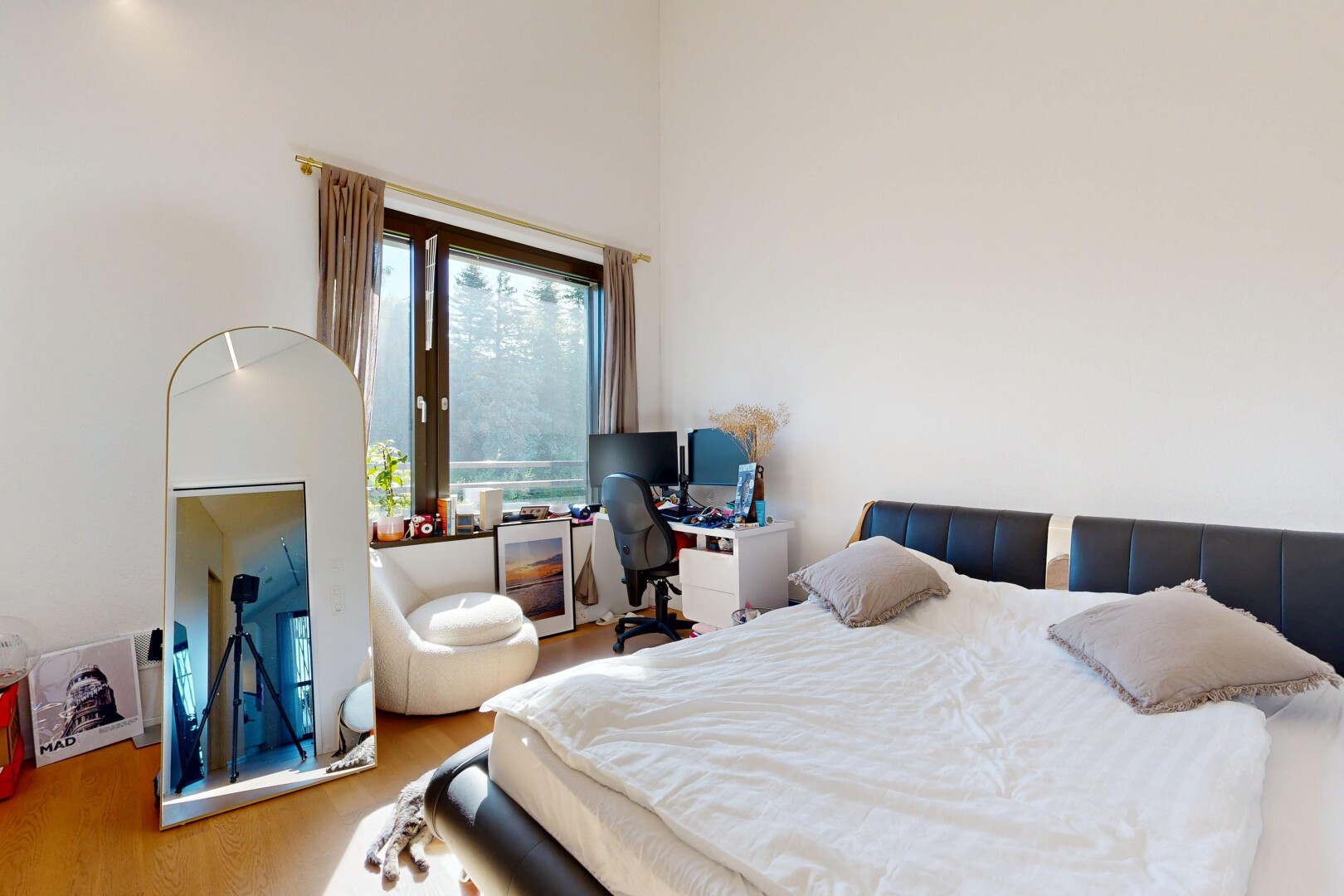 zimmer / schlafzimmer mit drywall, gipskartonwand, inside property, natural light, und natürliches licht