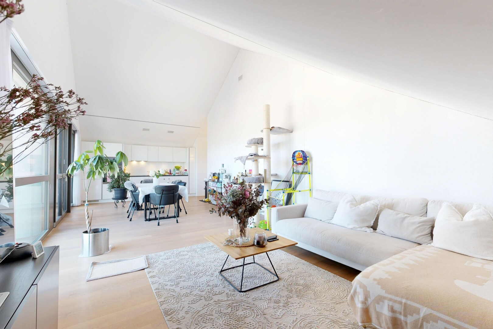 wohn- / esszimmer mit high ceiling, hohe decke, wood finish floor, holzfußboden, und inside property