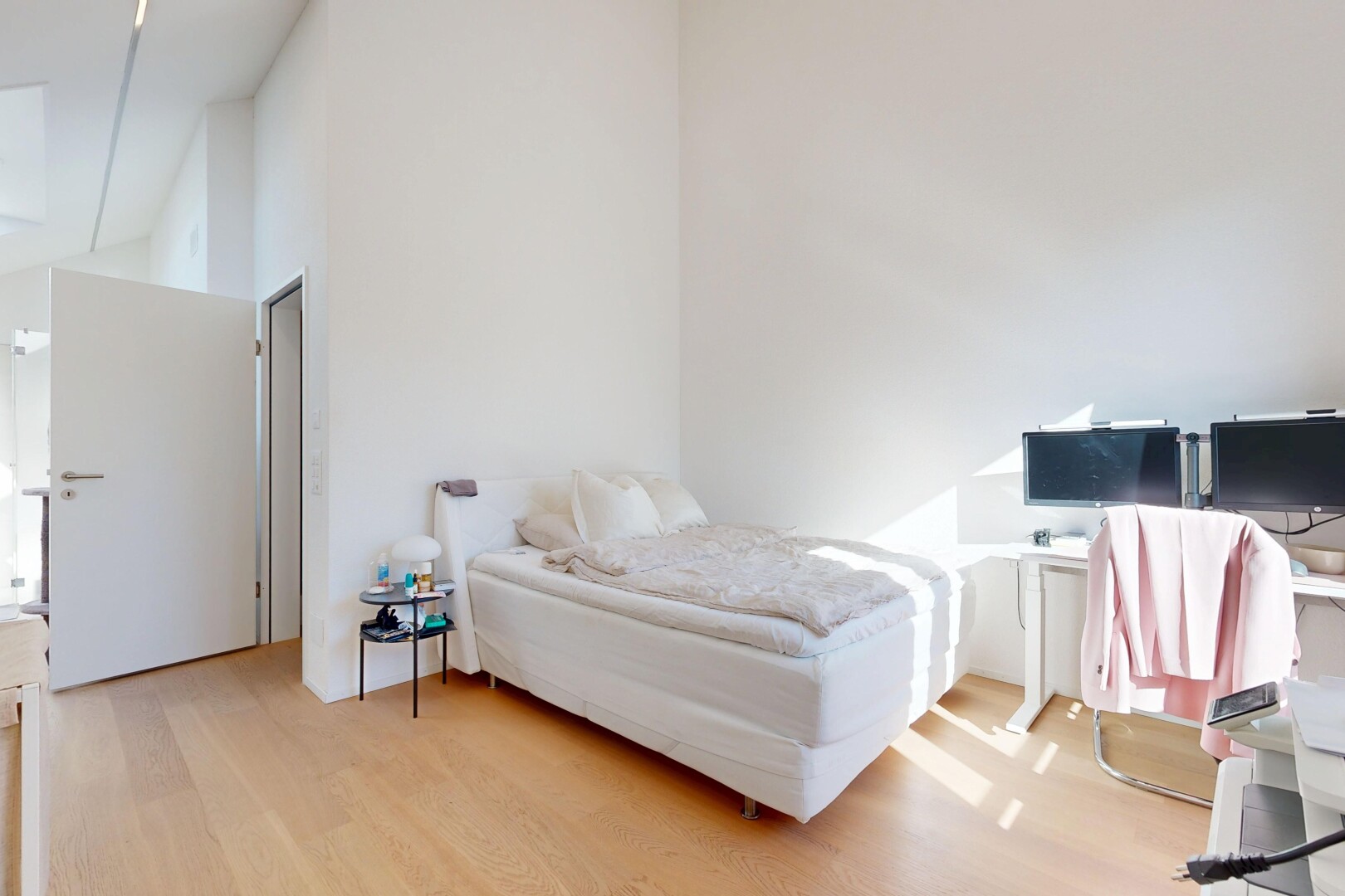 zimmer / schlafzimmer mit holzfußboden, wood finish floor, inside property, light floor, und hohe decke