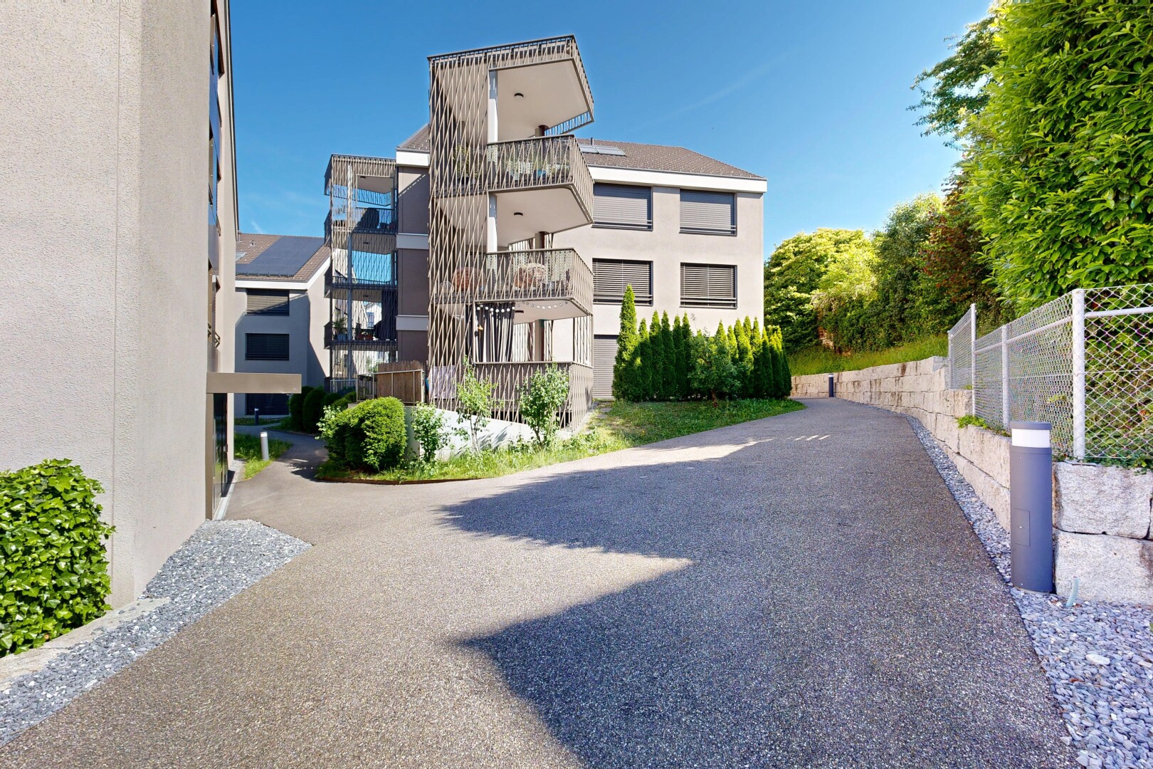 außenansicht mit day time, zaun, stuckverkleidung, und balkon