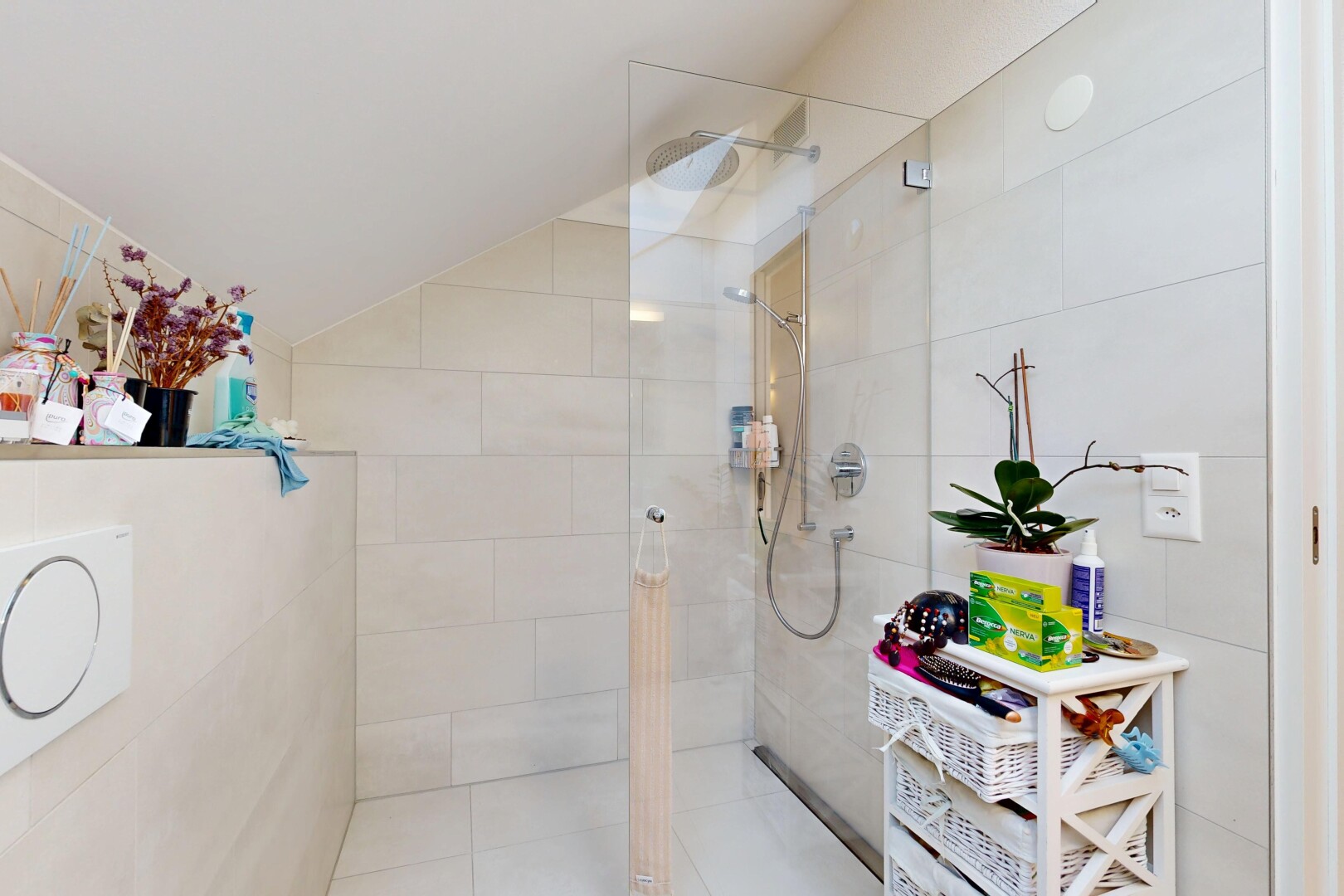bad mit dusche, komplettes badezimmer, inside property, fliesenwand, und tile wall