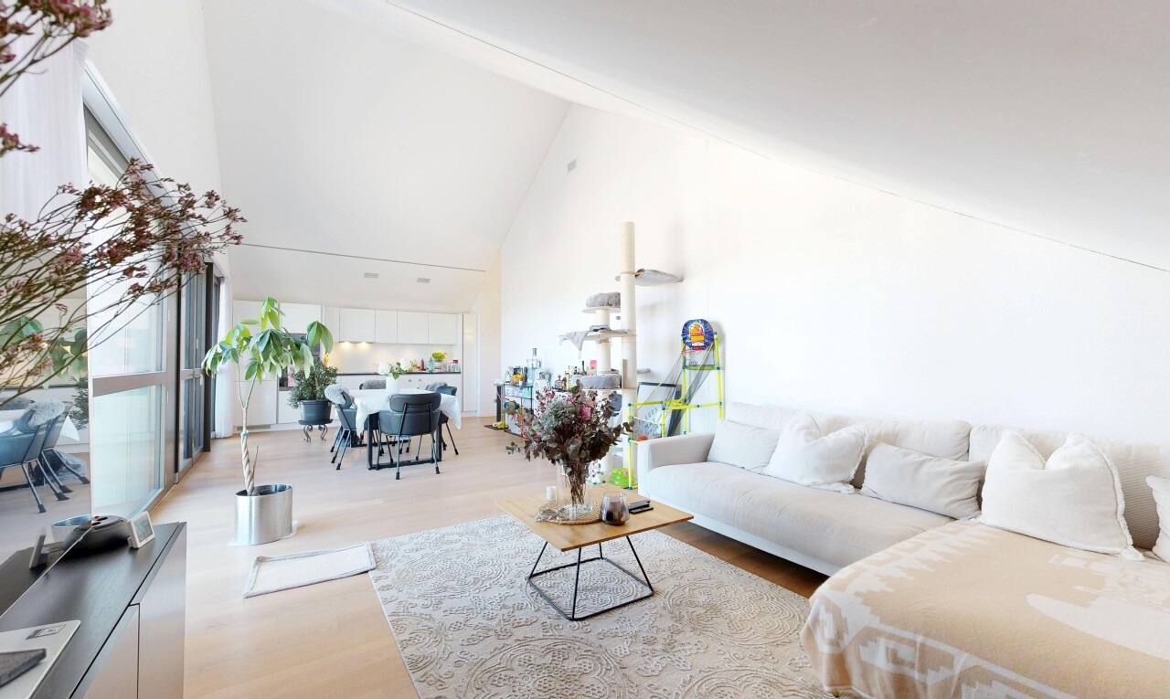 wohn- / esszimmer mit high ceiling, hohe decke, wood finish floor, holzfußboden, und inside property