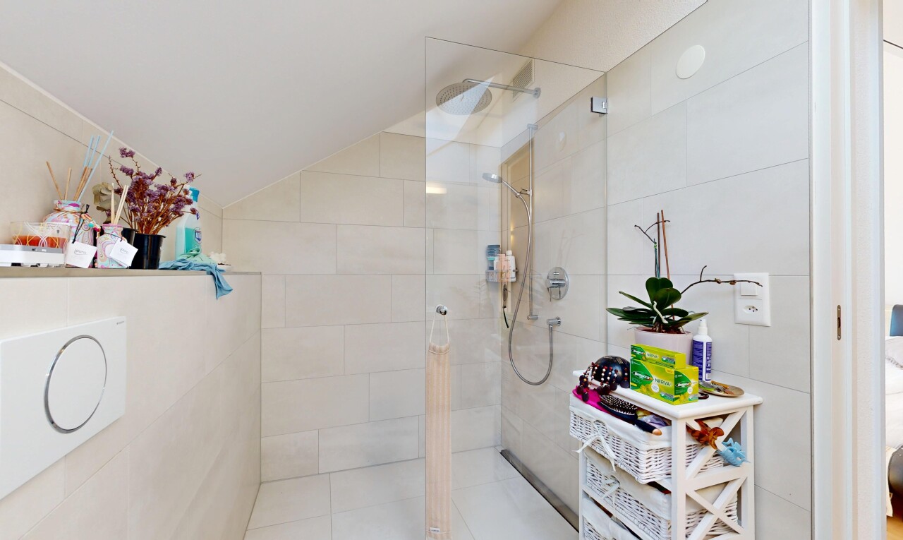 bad mit dusche, komplettes badezimmer, inside property, fliesenwand, und tile wall