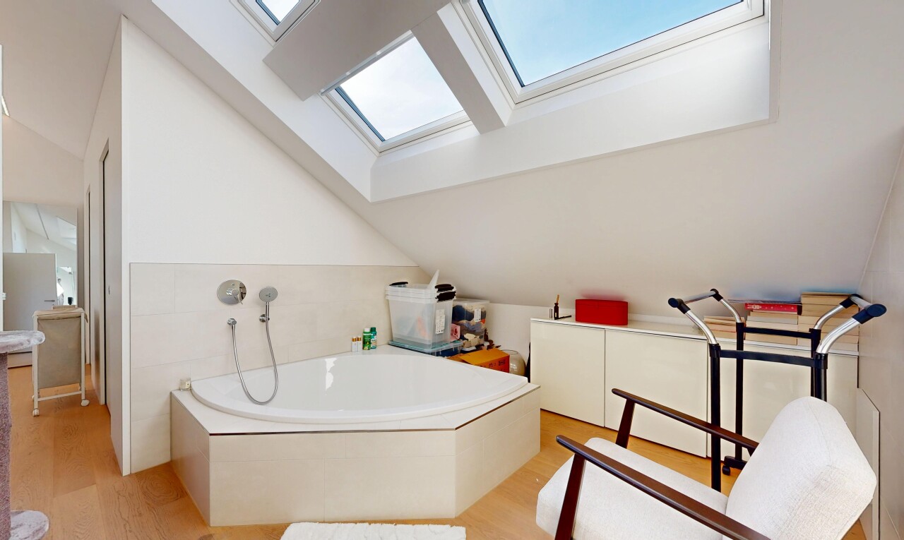 bad mit inside property, komplettes badezimmer, dachfenster, holzfußboden, und wood finish floor