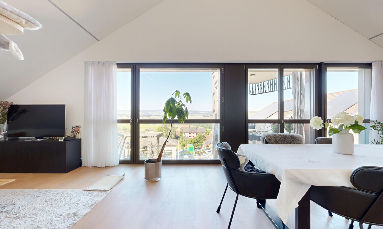 esszimmer mit dachschräge, vaulted ceiling, day time, fernseher, und holzfußboden