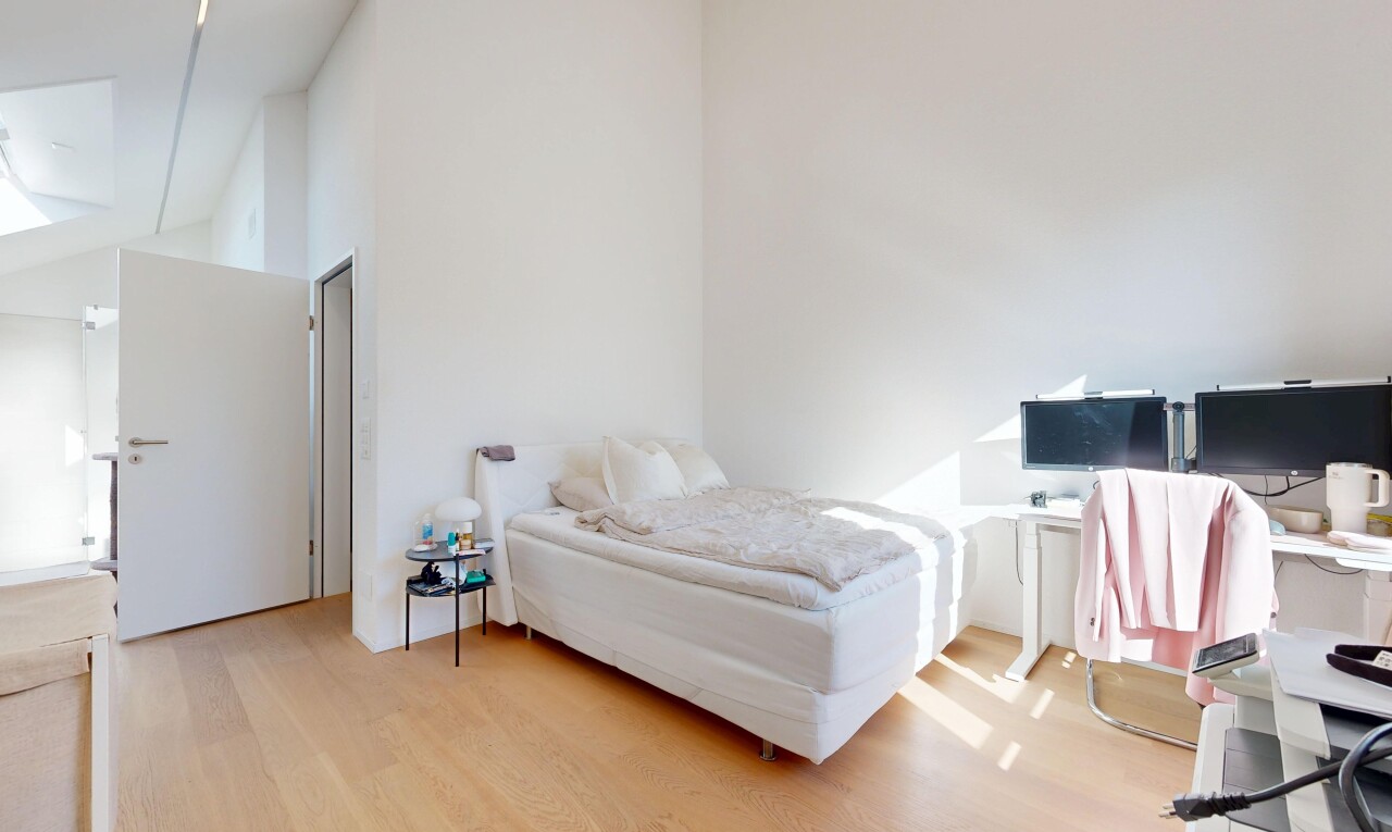 zimmer / schlafzimmer mit holzfußboden, wood finish floor, inside property, light floor, und hohe decke