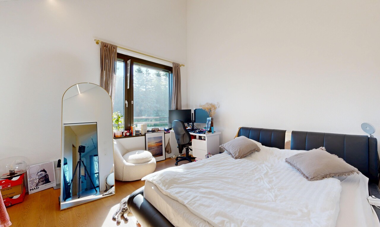 zimmer / schlafzimmer mit drywall, gipskartonwand, inside property, natural light, und natürliches licht