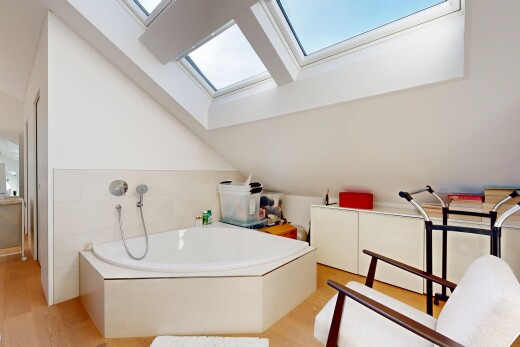salle de bains avec inside property, salle de bain complète, puits de lumière, sol en finition bois, et wood finish floor