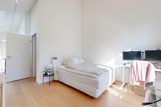 chambre avec sol en finition bois, wood finish floor, inside property, light floor, et plafond haut