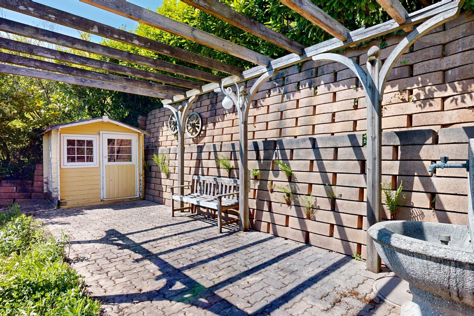 terrasse avec structure extérieure, from property, pergola, et abri