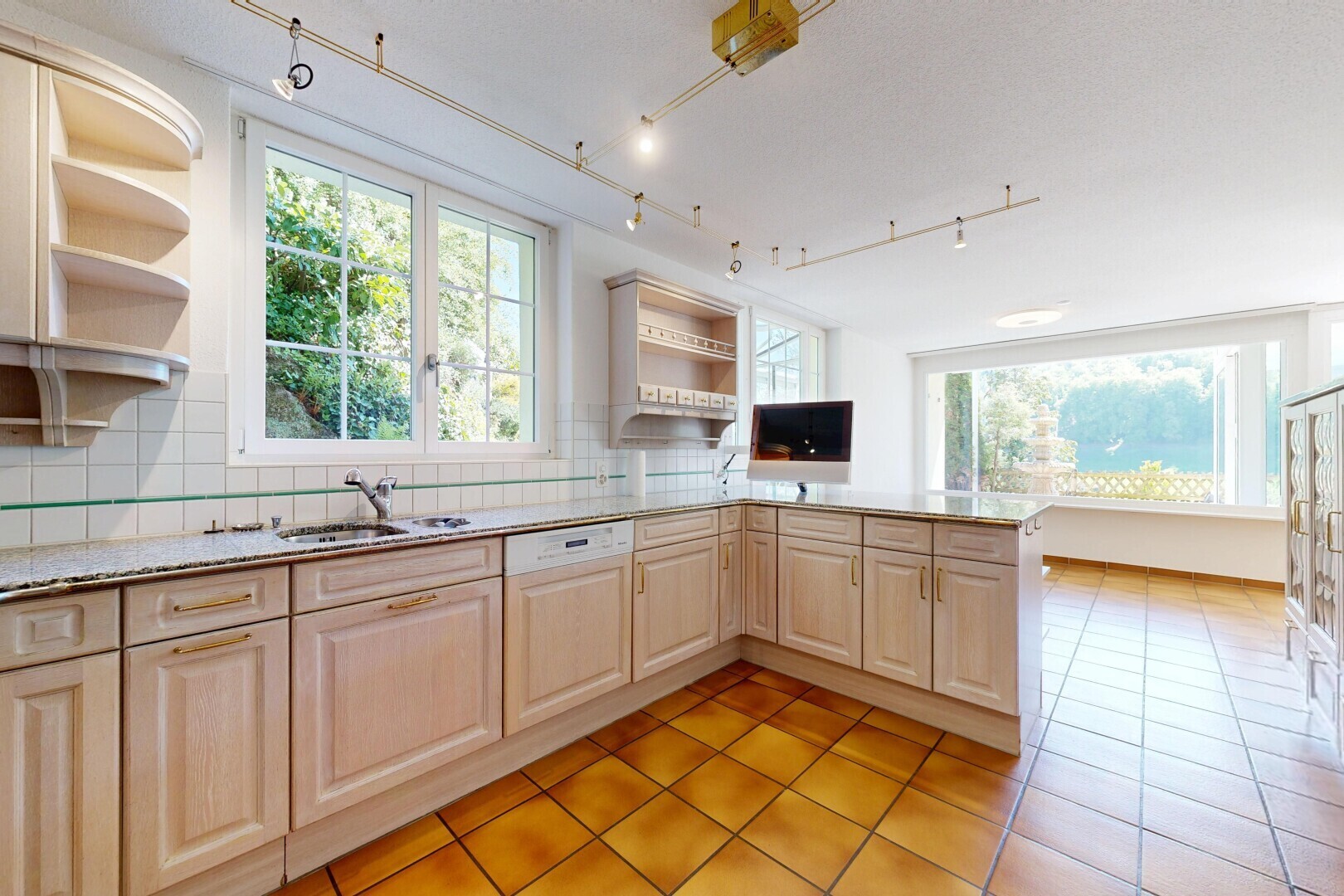 cuisine avec open shelves, étagères ouvertes, raised cabinets, armoires élevées, et natural light