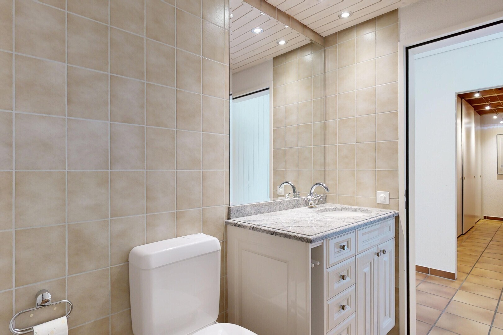 salle de bains avec mur en carrelage, tile wall, éclairage encastré, recessed lighting, et lavabo (ou coiffeuse selon le contexte)