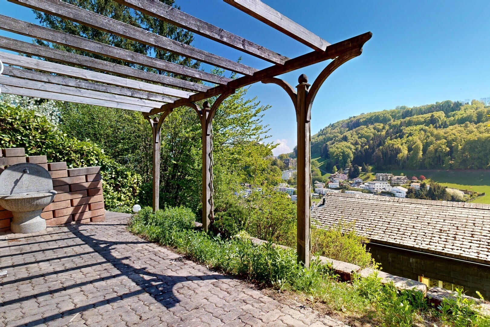 jardin avec from property, day time, et pergola
