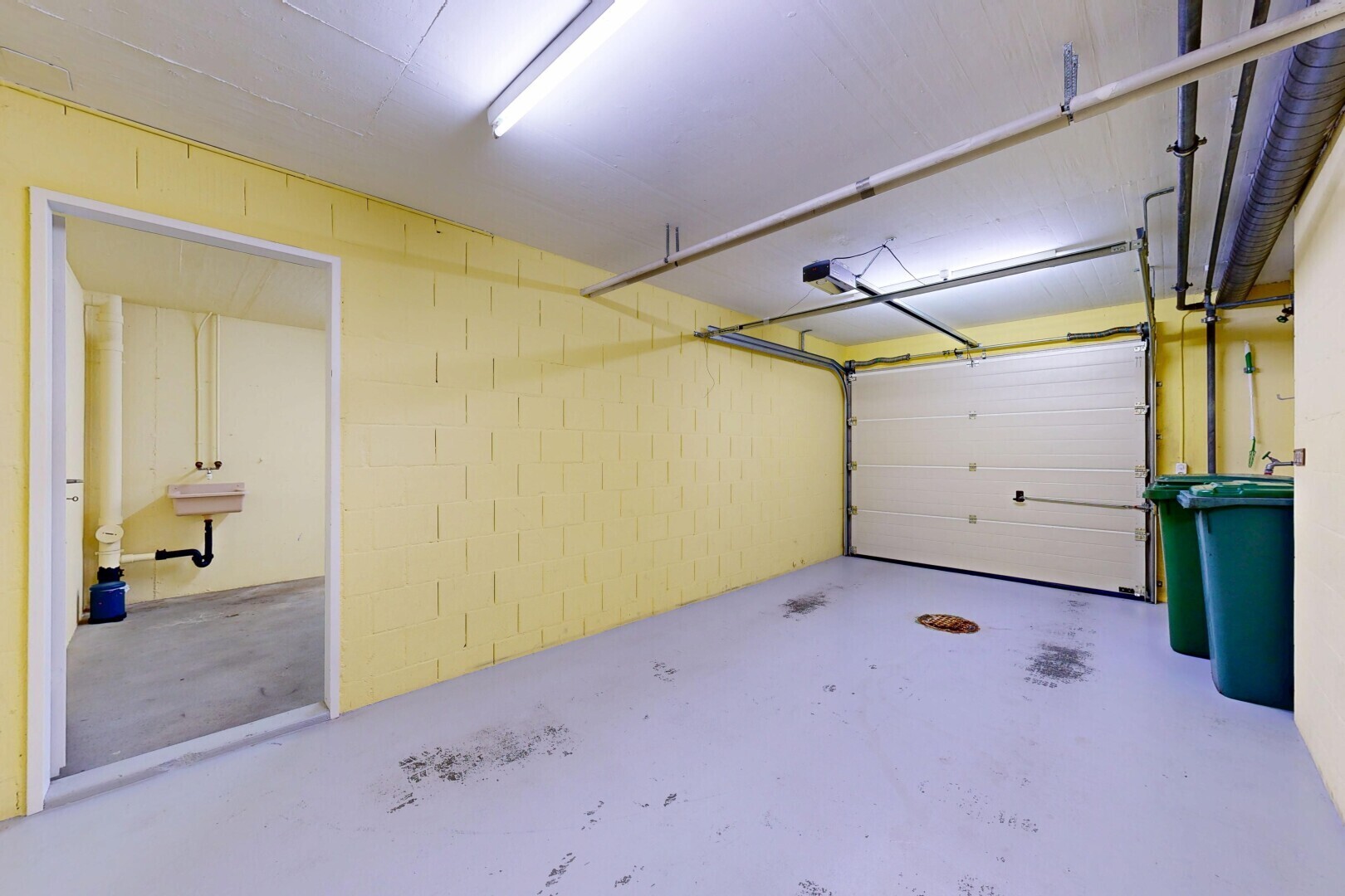 parking avec inside property