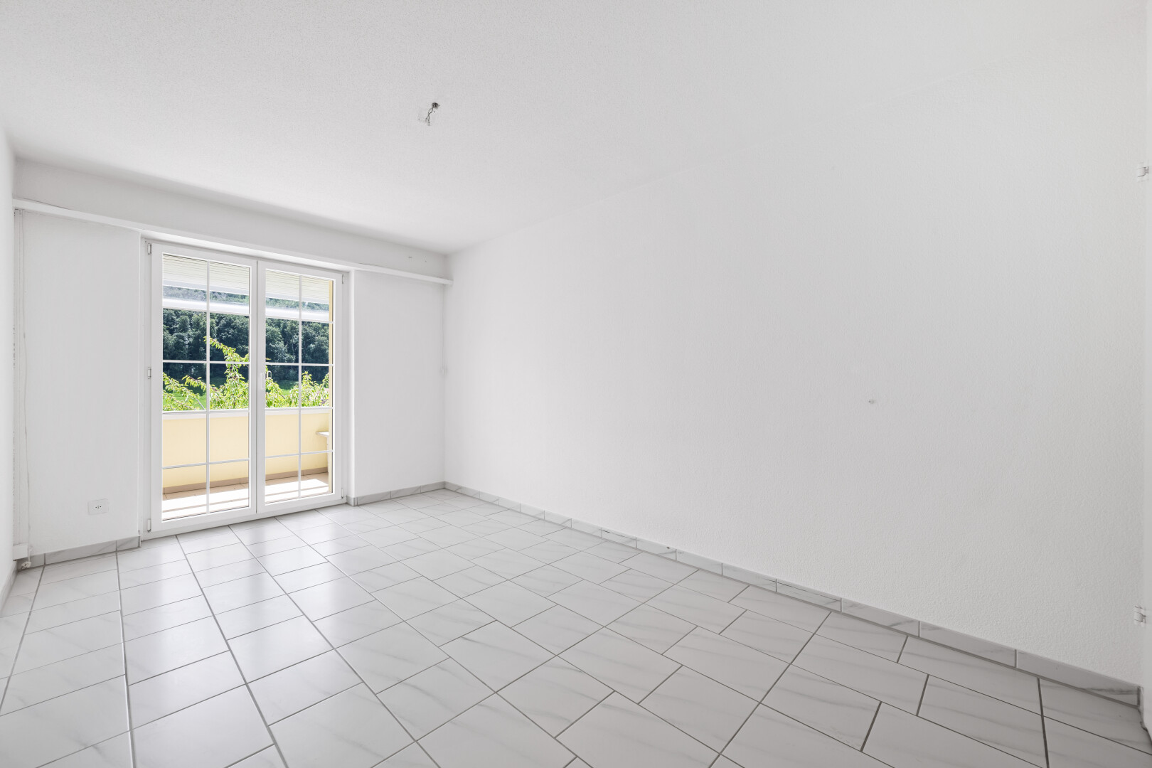 unfurnished room with light tile patterned floors