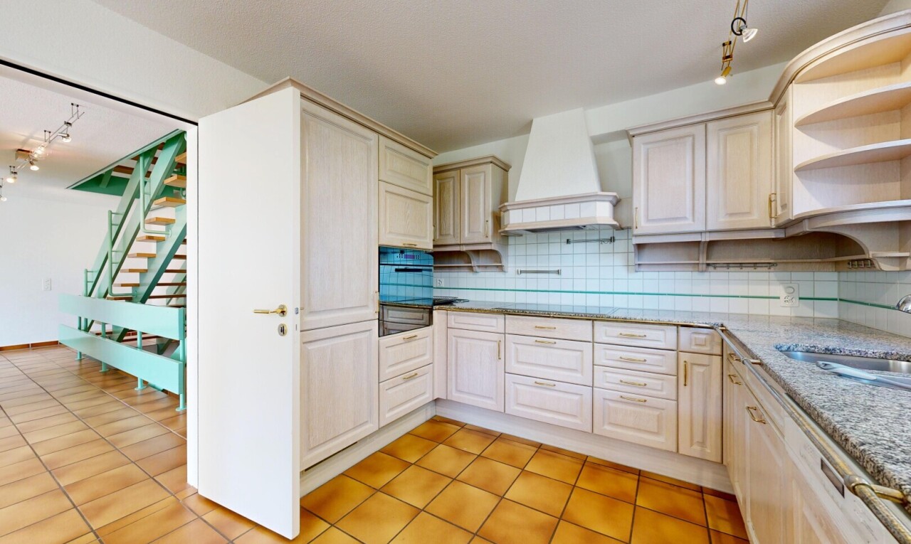 cuisine avec track lighting, éclairage sur rail, armoires élevées, raised cabinets, et étagères ouvertes