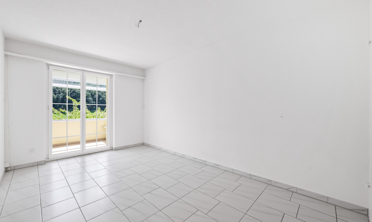 unfurnished room with light tile patterned floors