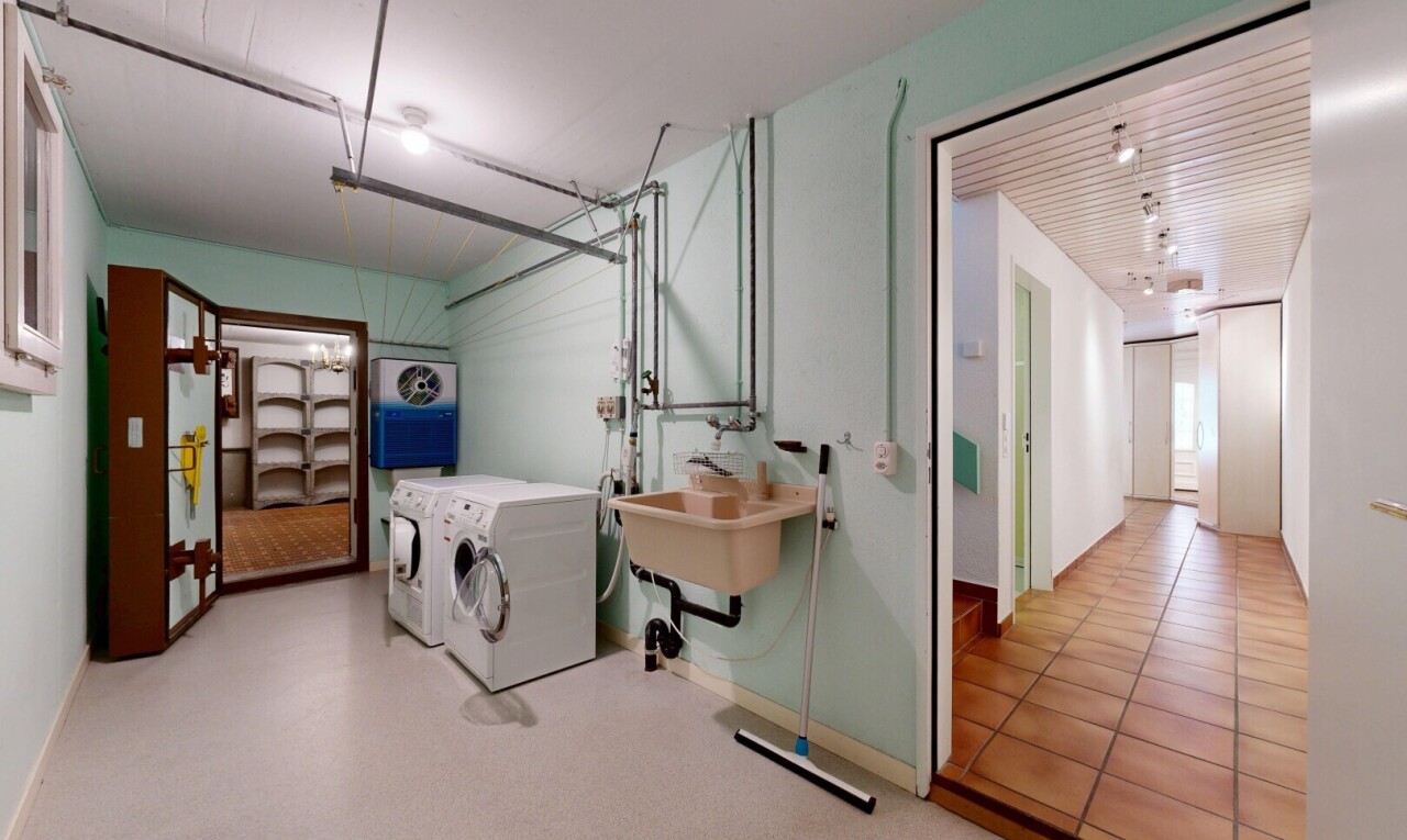 buanderie avec garage, drywall, cloison sèche, inside property, et light floor