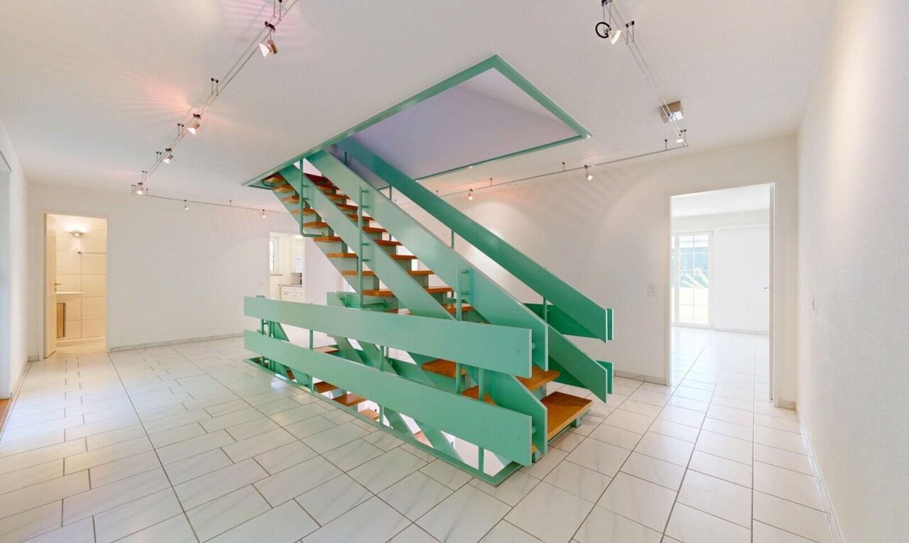 escaliers avec inside community, escaliers, track lighting, éclairage sur rail, et drywall