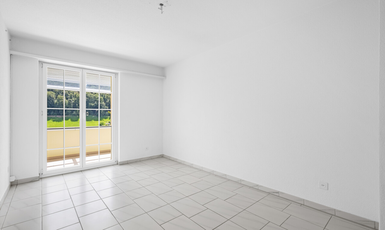 spare room featuring light tile patterned floors and baseboards