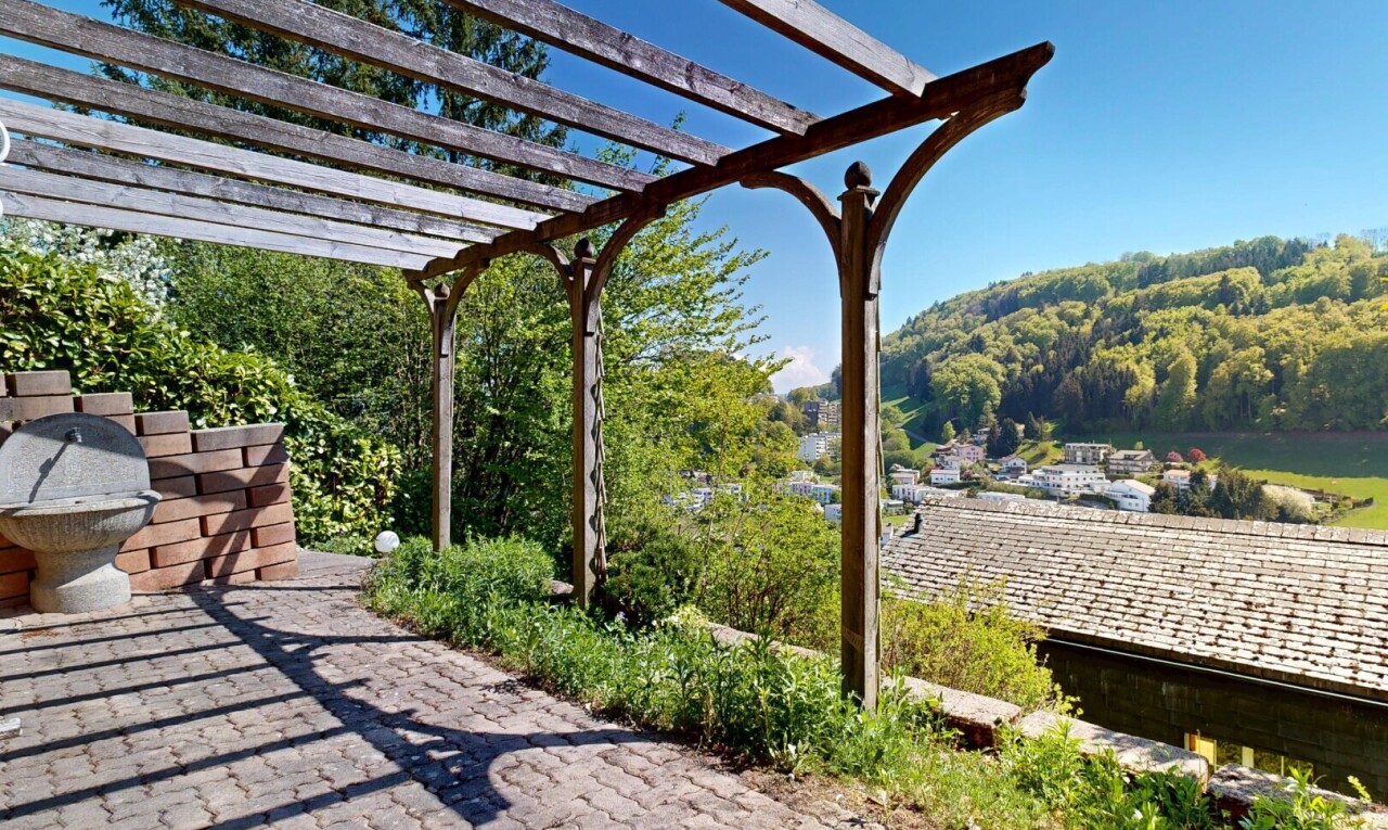jardin avec from property, day time, et pergola