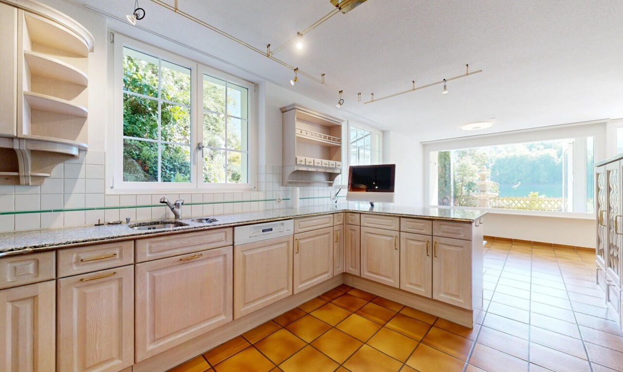 cuisine avec open shelves, étagères ouvertes, raised cabinets, armoires élevées, et natural light