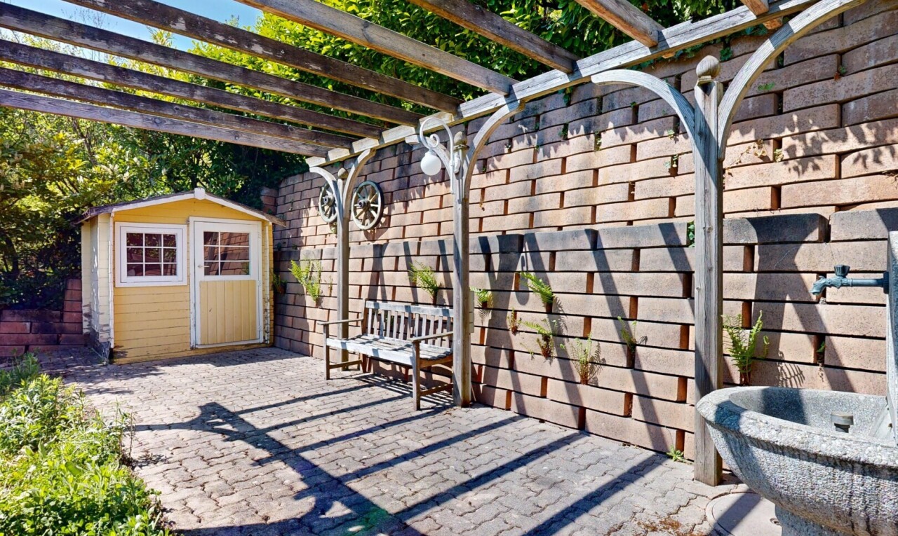 terrasse avec structure extérieure, from property, pergola, et abri