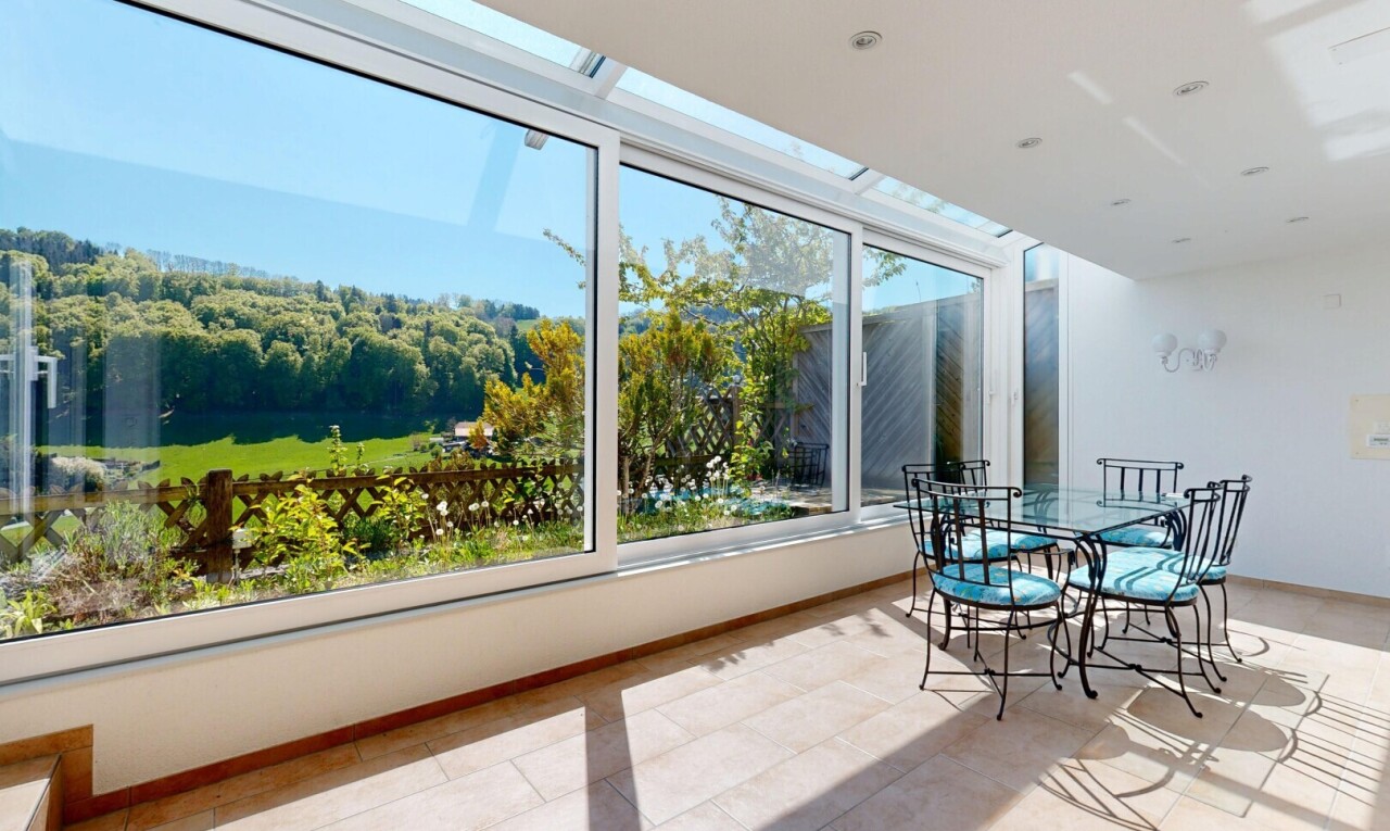 terrasse avec day time, coin repas extérieur, inside property, et véranda