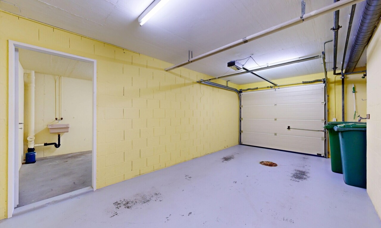 parking avec inside property